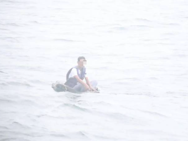 广东一男子遇险，坐泡沫板在海上漂流1天1夜