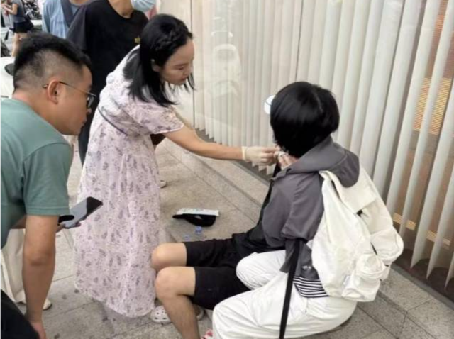 30岁深圳小伙突发晕厥倒地，危急时刻她暖心出手救助……