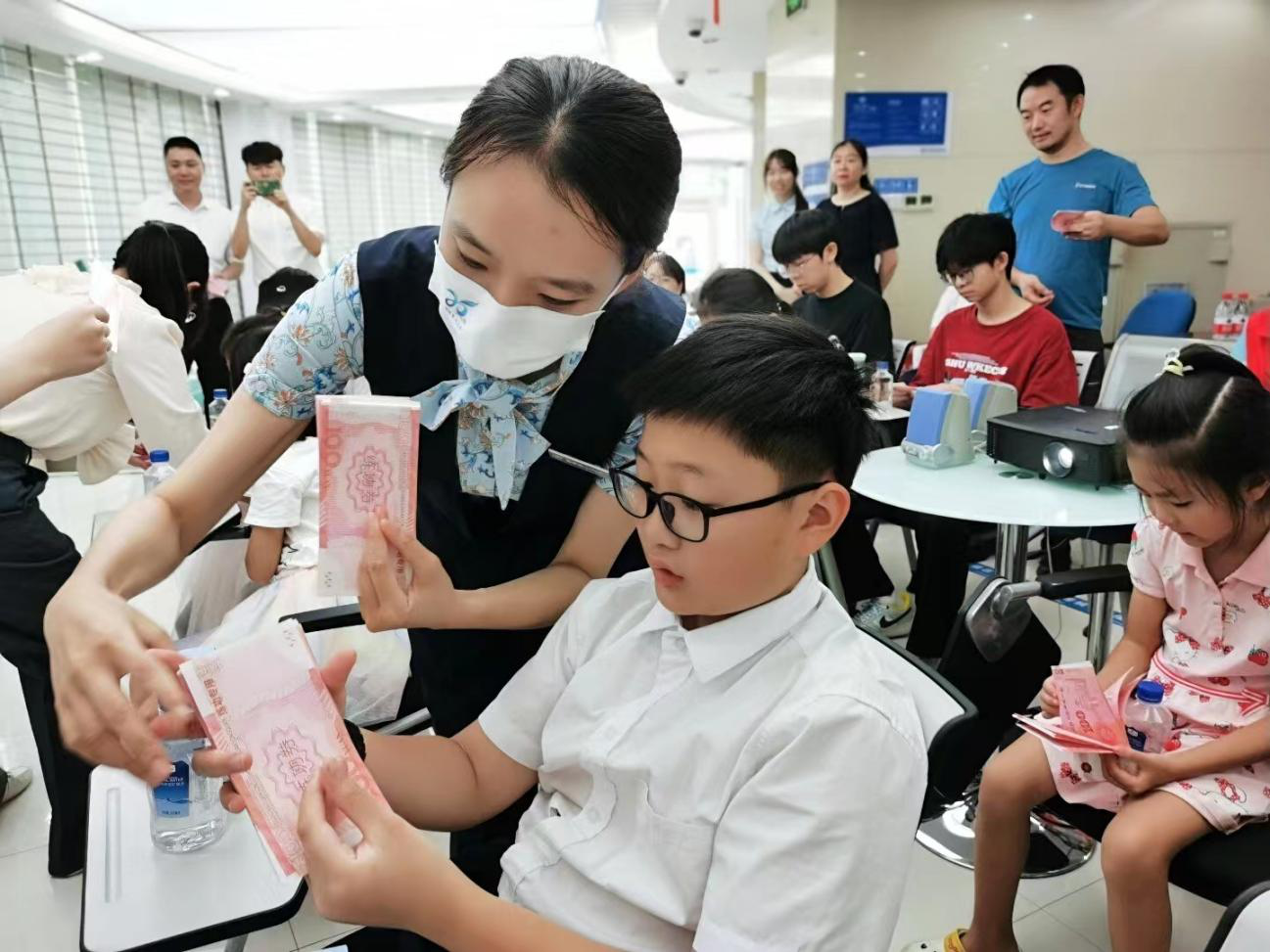 翠竹社区开展“小小银行家 财商小课堂”党建共建活动