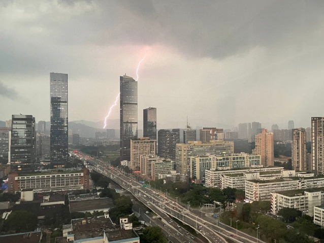 温度记｜高温预警下线，深圳雷雨模式再启动！好消息：周末大概率不会“泡汤”