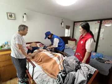 愉天社区探访辖区高龄特需群体