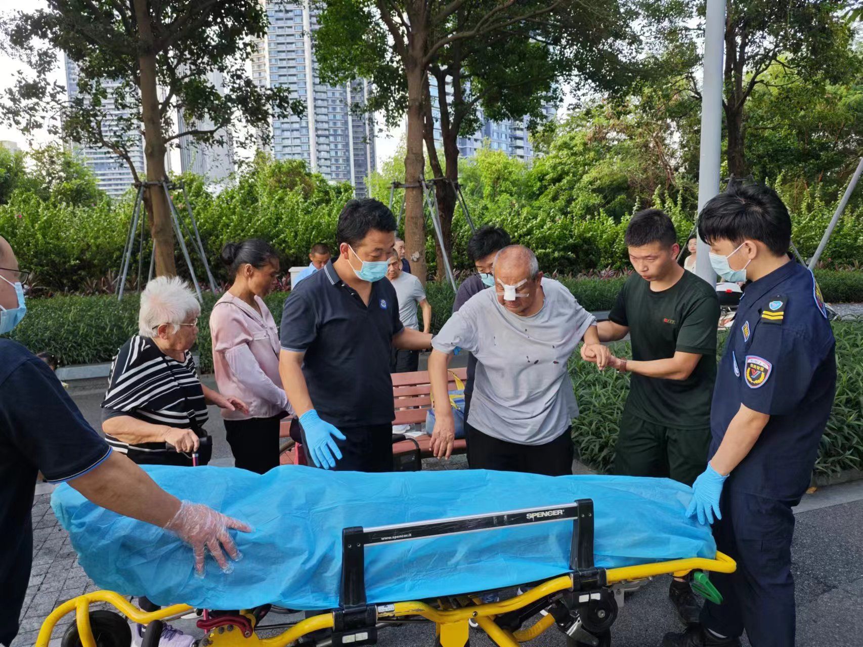 老人不慎摔倒，海警执法员暖心救助