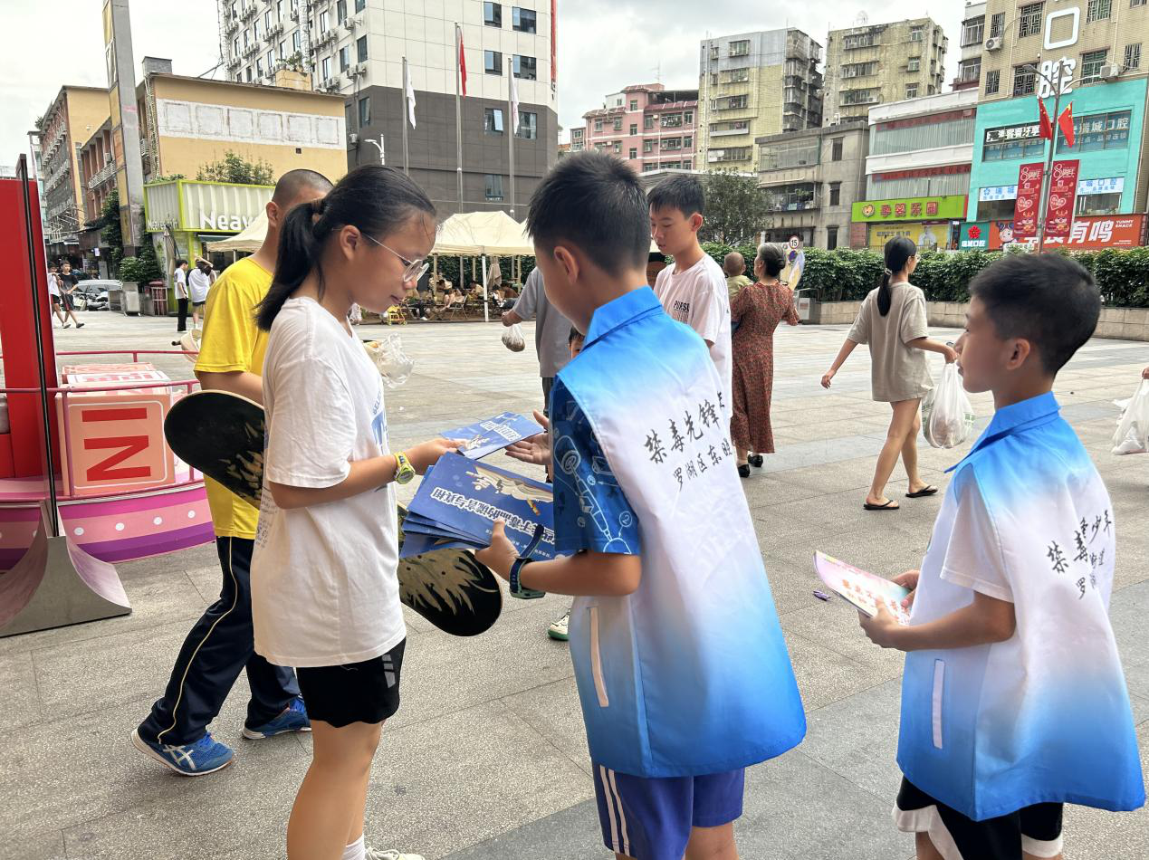 东晓街道“禁毒先锋少年宣讲团”开展禁毒游园宣传活动