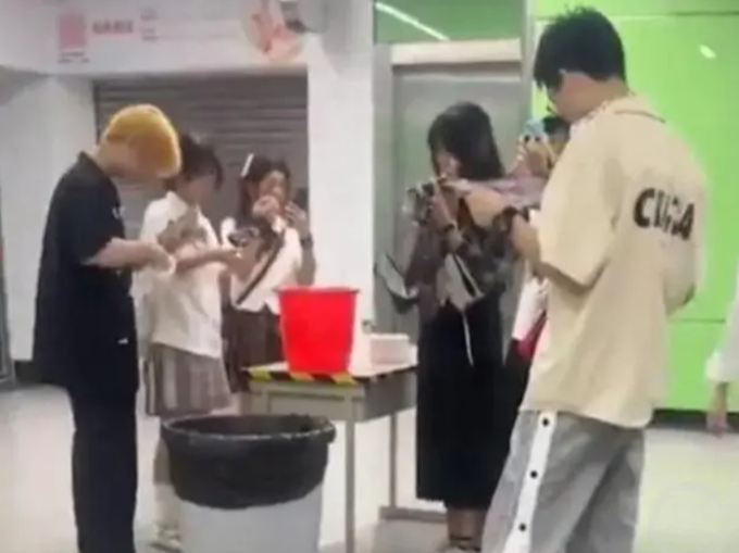 网友要求地铁拒绝cosplay乘客，成都地铁：不禁止，但不要太夸张