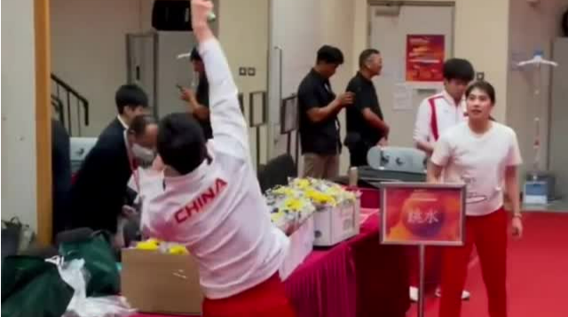 马龙王楚钦羽毛球打得“乒里乒气”的