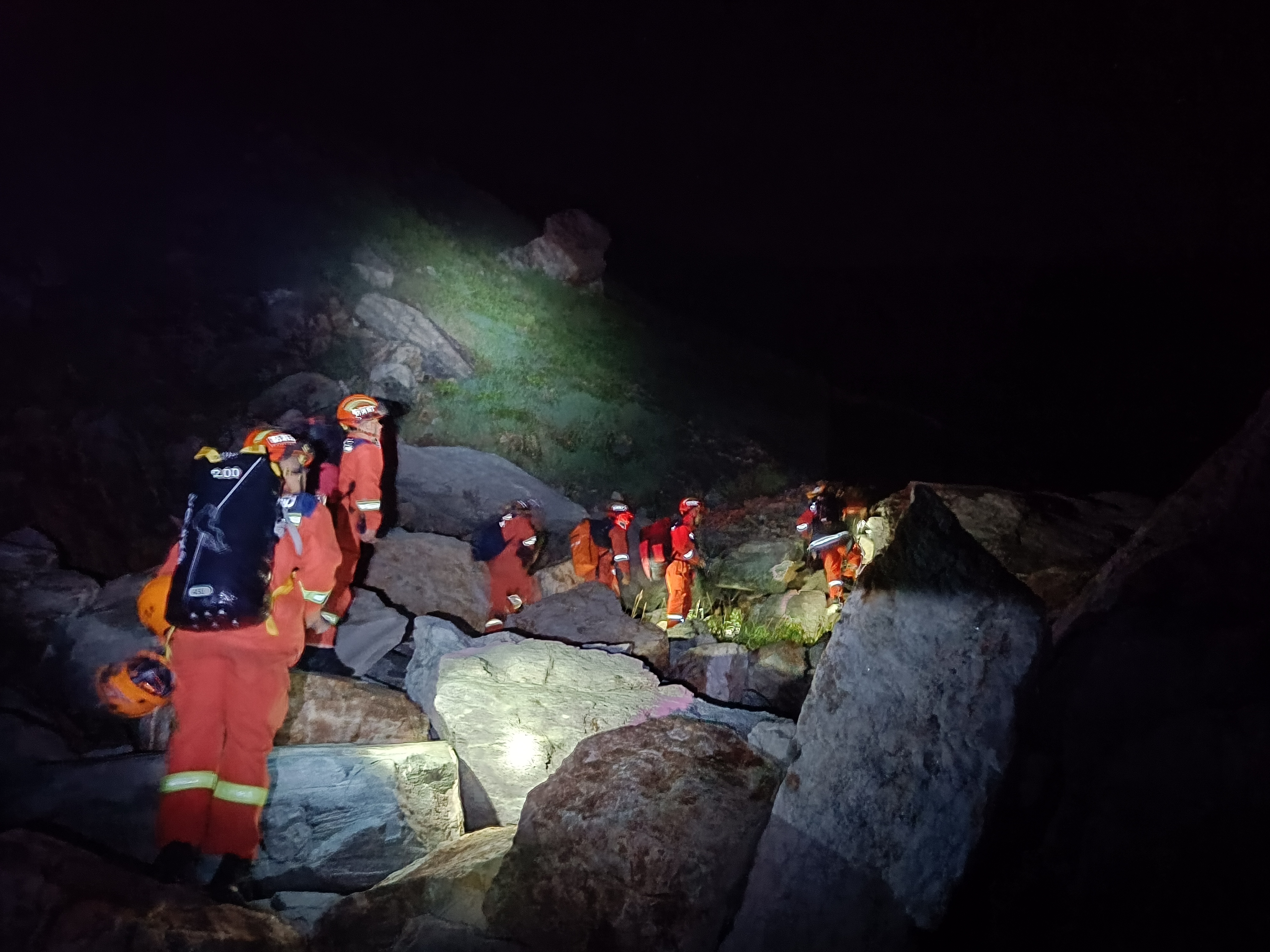 2名驴友爬山迷路被困 大鹏消防12小时彻夜救援