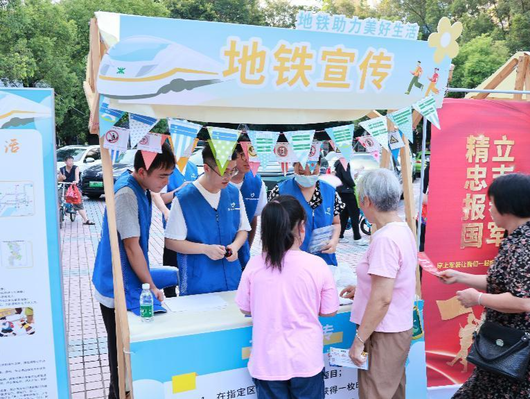 中交二航局深圳地铁17号线项目党支部联合南岭村社区党委开展宣传活动