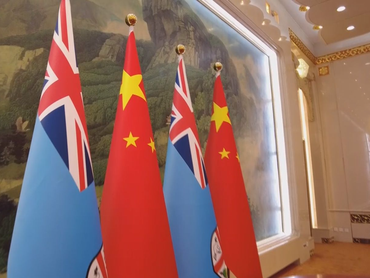 习近平会见斐济总理兰布卡