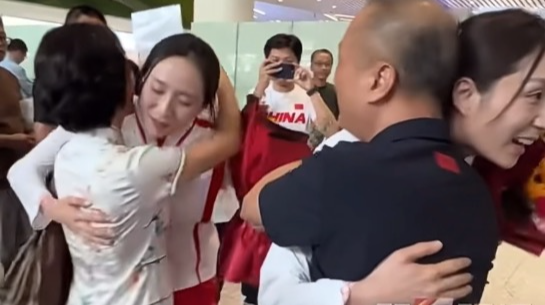 深圳花游姐妹王柳懿、王芊懿带着巴黎奥运会金牌归来！