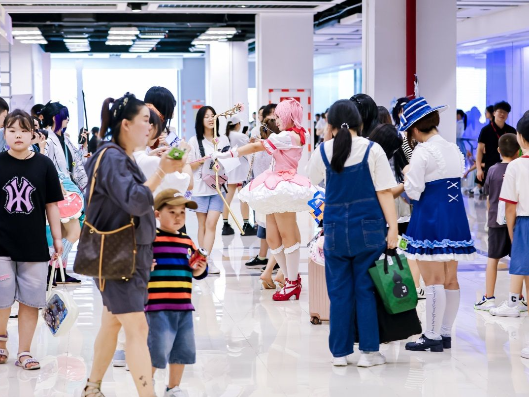龙岗区第二届直播+跨境电商选品大会暨购物嘉年华开幕