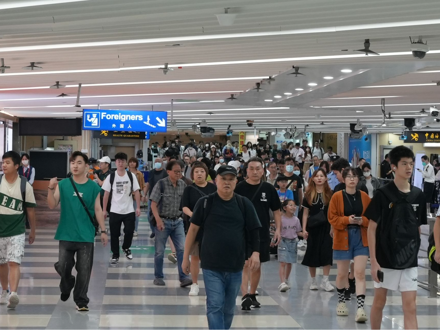 深港口岸的免税销售有力吸引境外消费回流，免税消费推动深圳国际消费中心城市建设