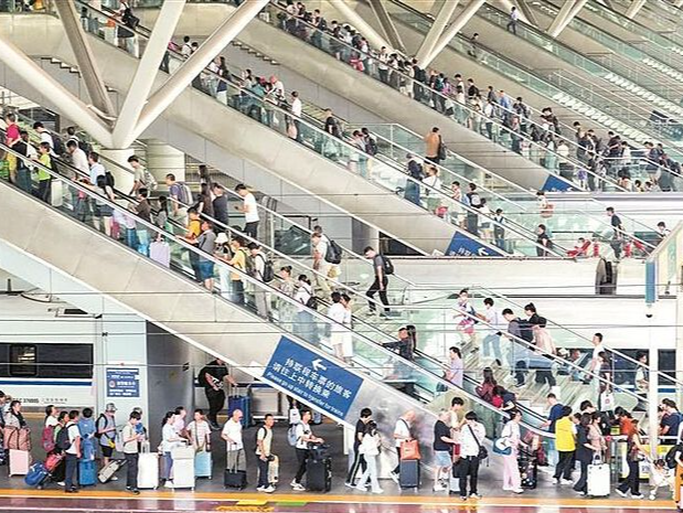 深圳铁路迎来新一轮客流高峰 暑运首月到发旅客1622万人次