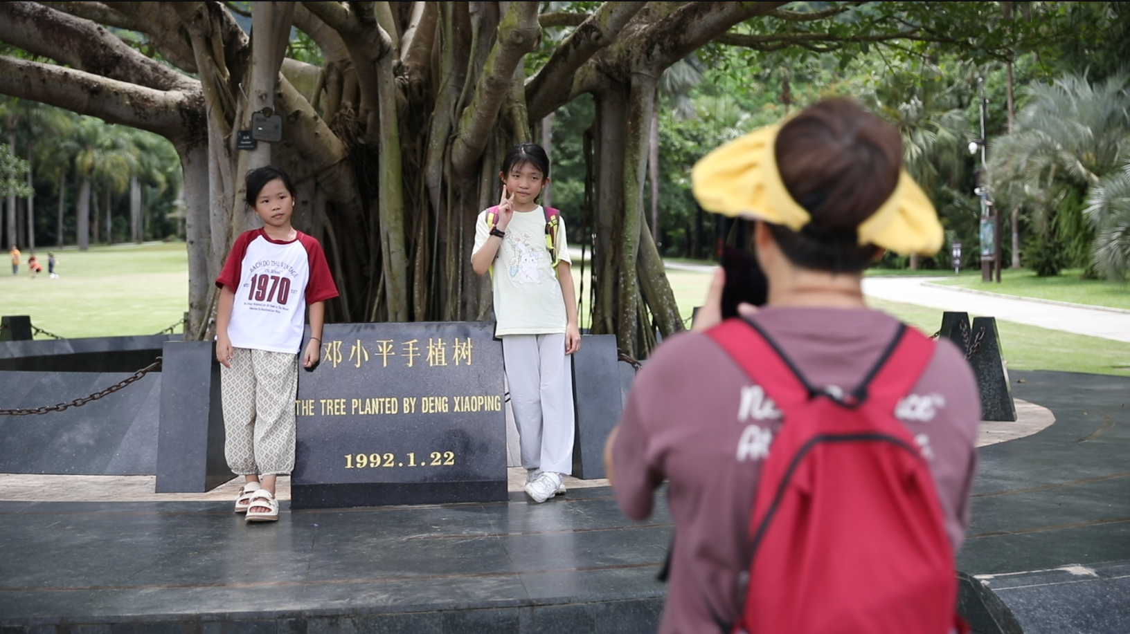 纪念邓小平同志诞辰120周年，深圳市民驻足参观邓小平手植树