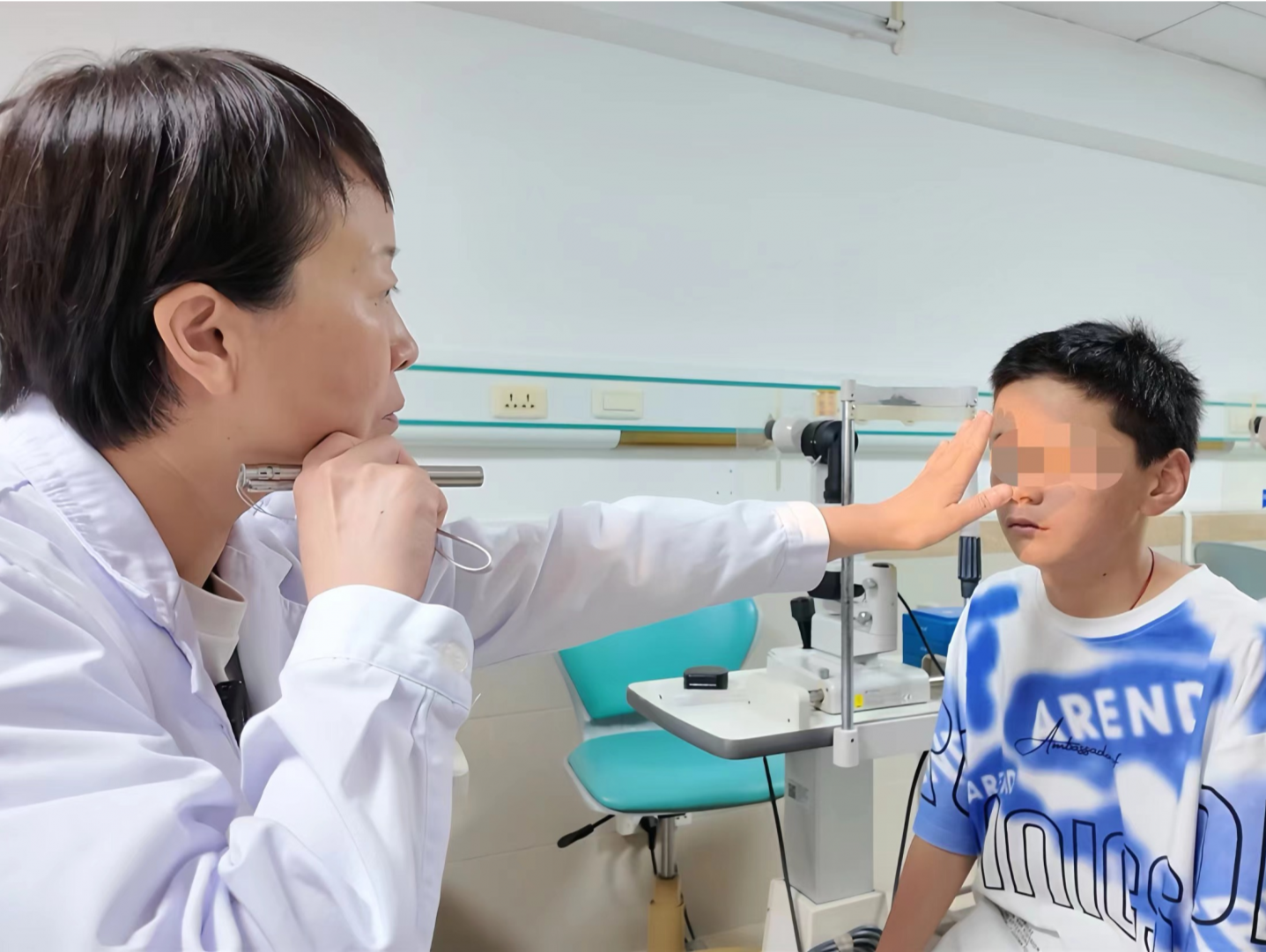 14岁藏族小伙在深圳宝安重获光明，他跟相约的医生说：“祝您医师节快乐！”