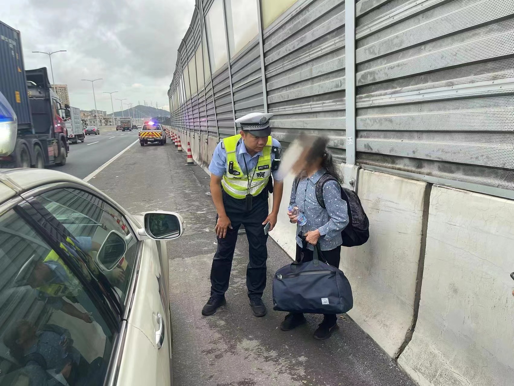 老人迷路误上高速公路，深圳交警暖心救助