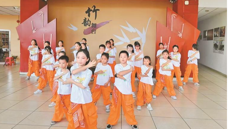 根竹园社区：孩子们学习跳舞吹口琴