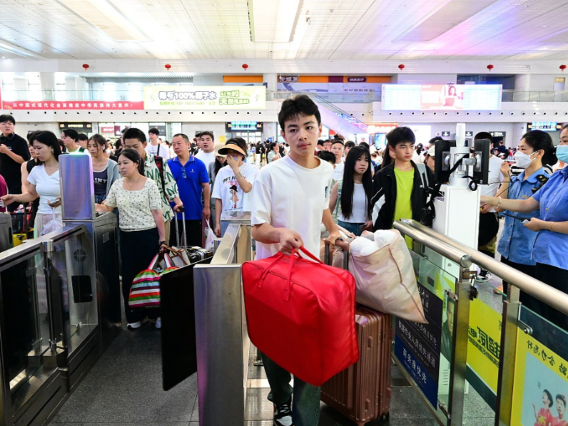 全国铁路暑运累计发送旅客超8亿人次 