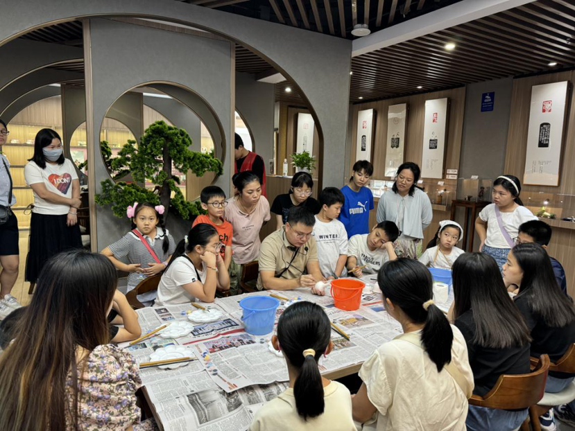 巧手绘廉图，家风润心间！南园街道开展“廉洁进社区”亲子活动
