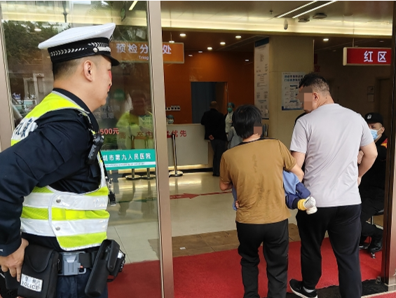 龙岗交警及时处置多宗市民紧急求助
