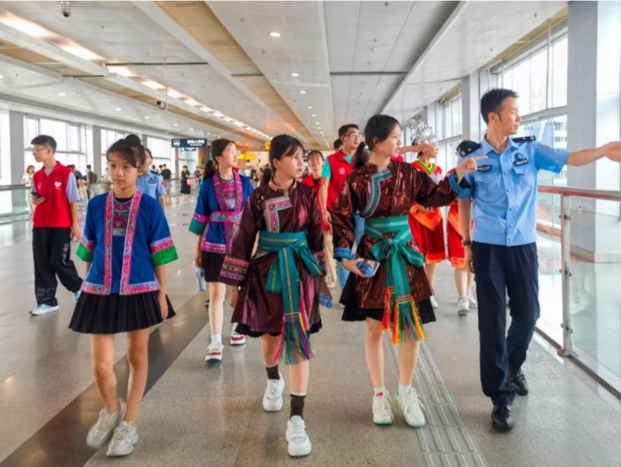 广西三江学子在落马洲畔弹奏“比巴拉”