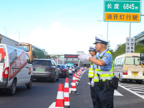 深中通道 or 机场？匝道口易走错？深圳交警发出安全提示