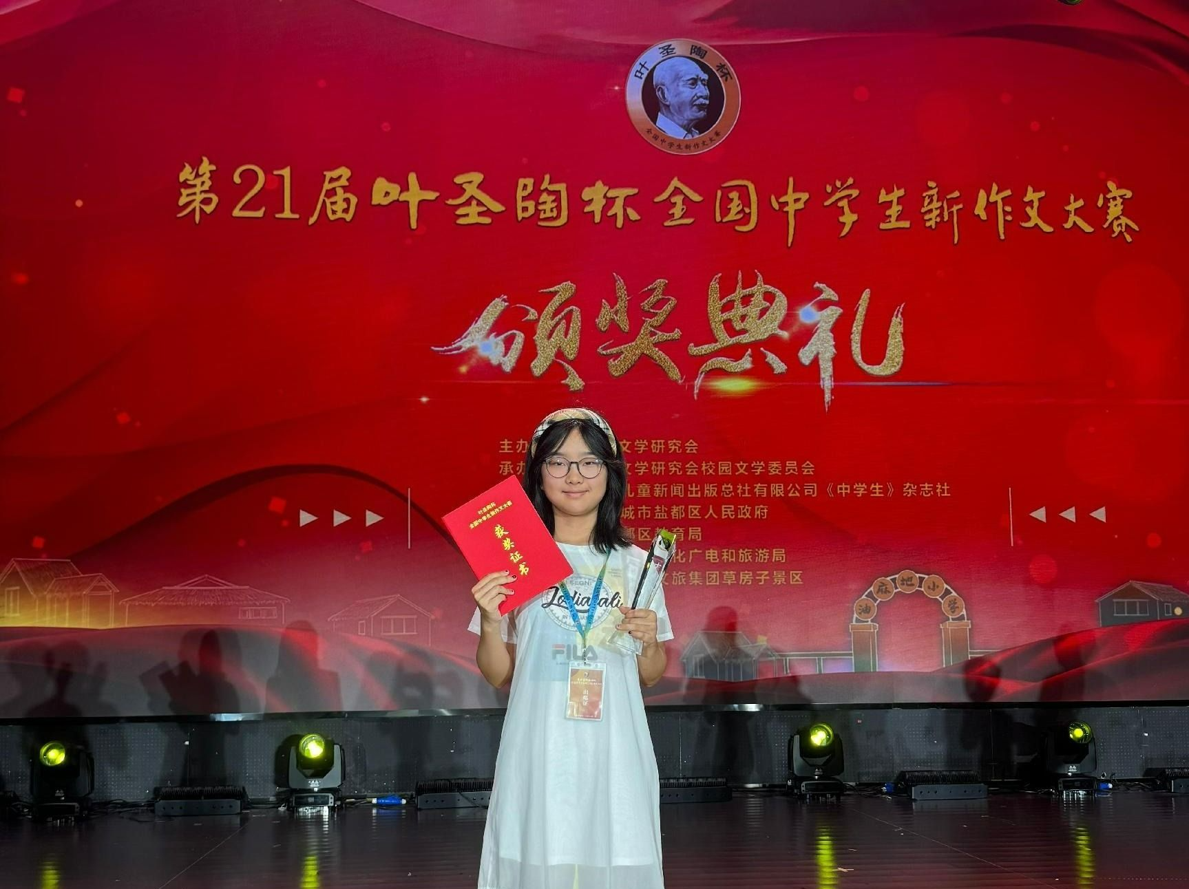 16岁出版二十余万字，深圳学子斩获叶圣陶杯“全国十佳小作家”奖