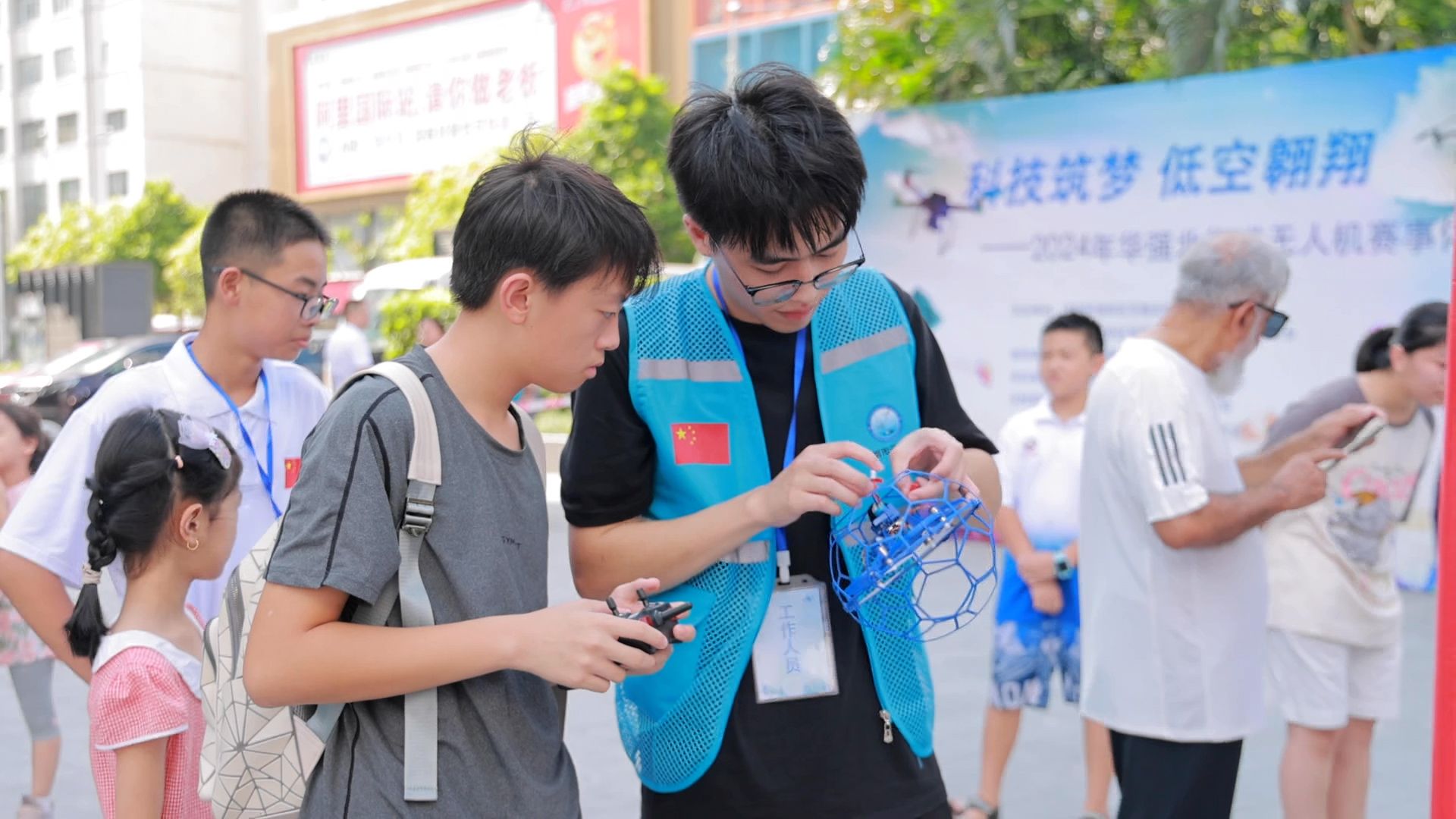 无人机翱翔华强北，体验赛点燃市民科技热情