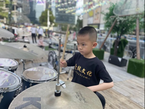 三年勤练，九岁少年用平常心乘风破浪 | “读特杯”全国架子鼓大赛系列专访⑦