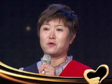 2024感动深圳｜深圳支教老师杨汇滢背着女儿去支教