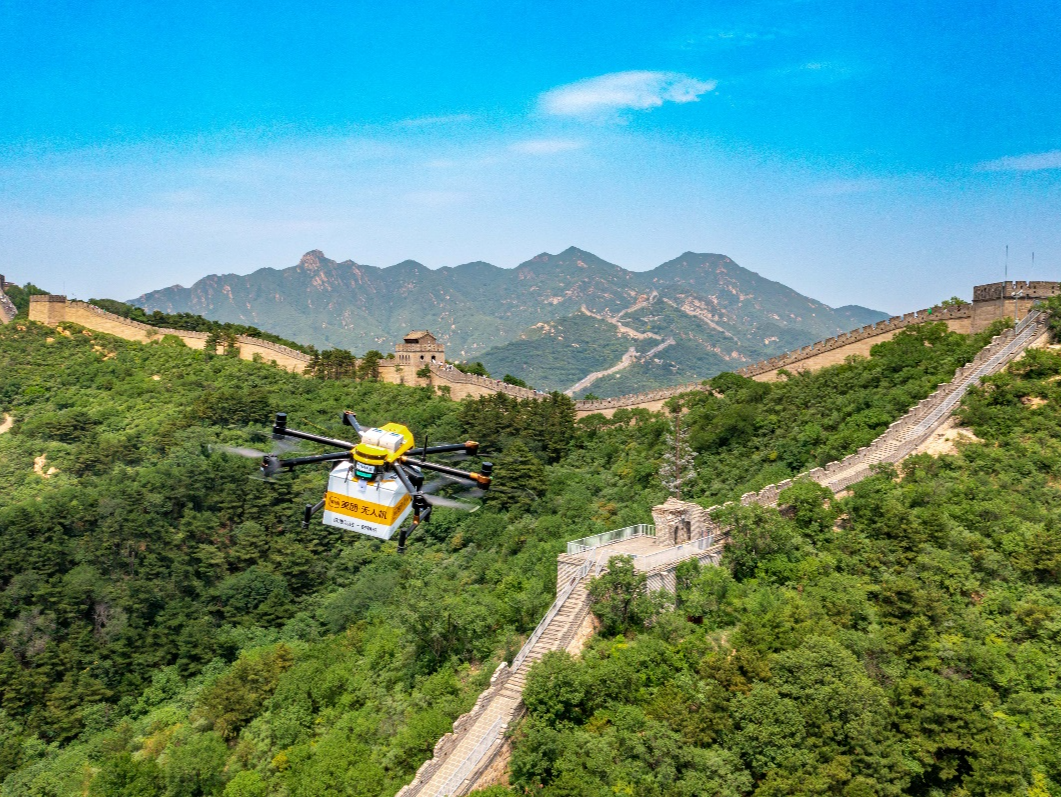 飞越长城！美团无人机配送服务首度进京落地八达岭长城