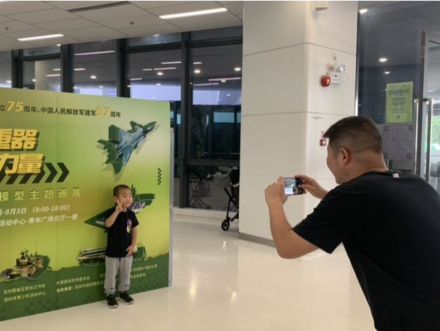 军事装备模型展吸引假期青少年围观