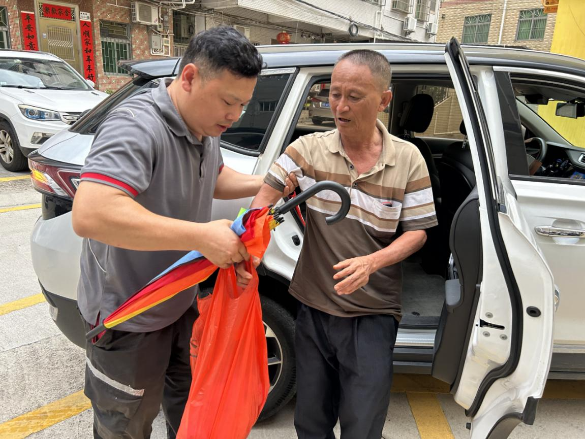 独居老人路上摔倒，顺丰小哥出手相救