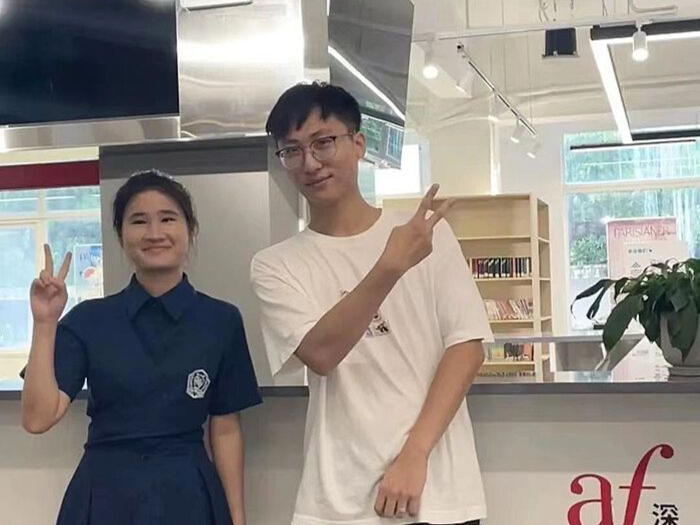 探班两名深大志愿者的奥运之旅！带中国元素胸针交换礼物