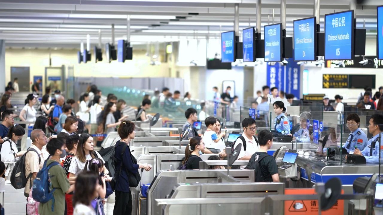 八创新高！深圳边检总站单日查验出入境人员92.9万人次