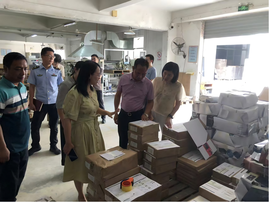 坪地街道开展“扫黄打非”集中整治行动