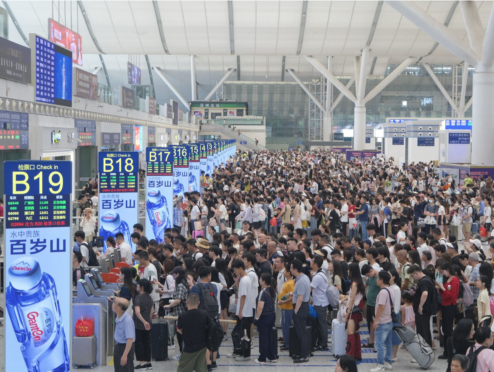 暑运客流高峰迭起，深圳铁路到发旅客超2300万人次