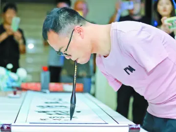 城市英雄 117期 | 无臂小伙何子龙：用“口书”写就精彩人生