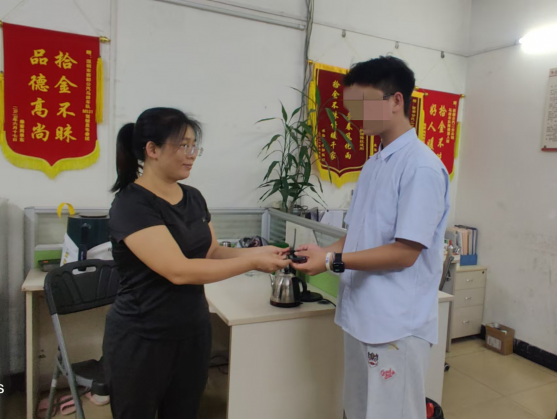 乘客搭公交不慎遗落手机，热心驾驶员物归原主