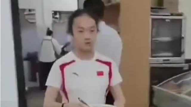 上得了赛场，下得了厨房！奥运亚军周雅琴一回家就帮家里干活
