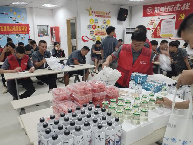 桂园街道开展新就业群体“清凉一夏”关爱慰问活动