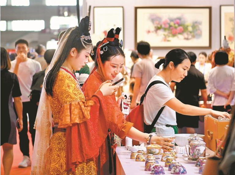 穿着汉服去看展！最现代的深圳 最浓郁的古风