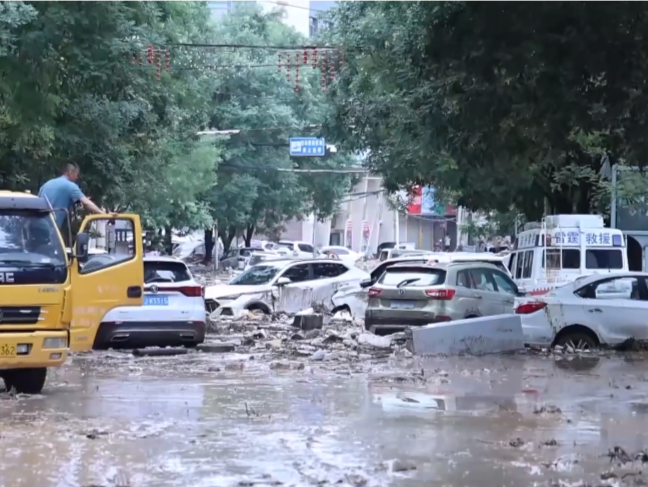 陕西志丹县遭遇大暴雨，多辆汽车被冲走