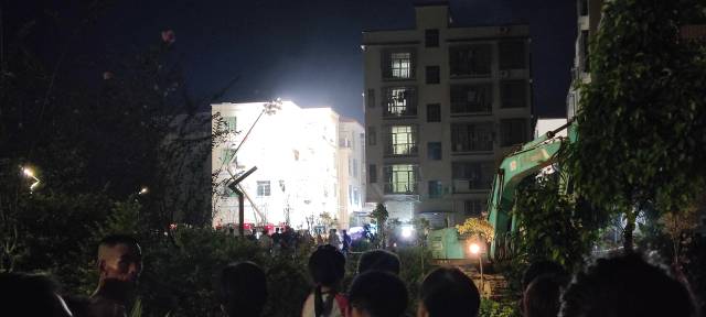 斗门区井岸镇坭湾村一栋两层居民楼发生倒塌。 南方拍客 供图