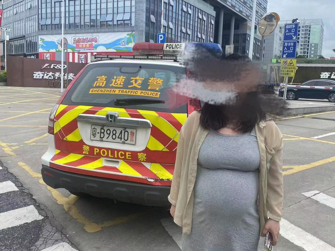孕妇突遇车辆爆胎，深圳西部高速公路交警及时援助