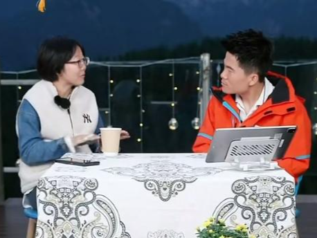 董宇辉对谈李娟：“真假文化人”的争论实该休矣