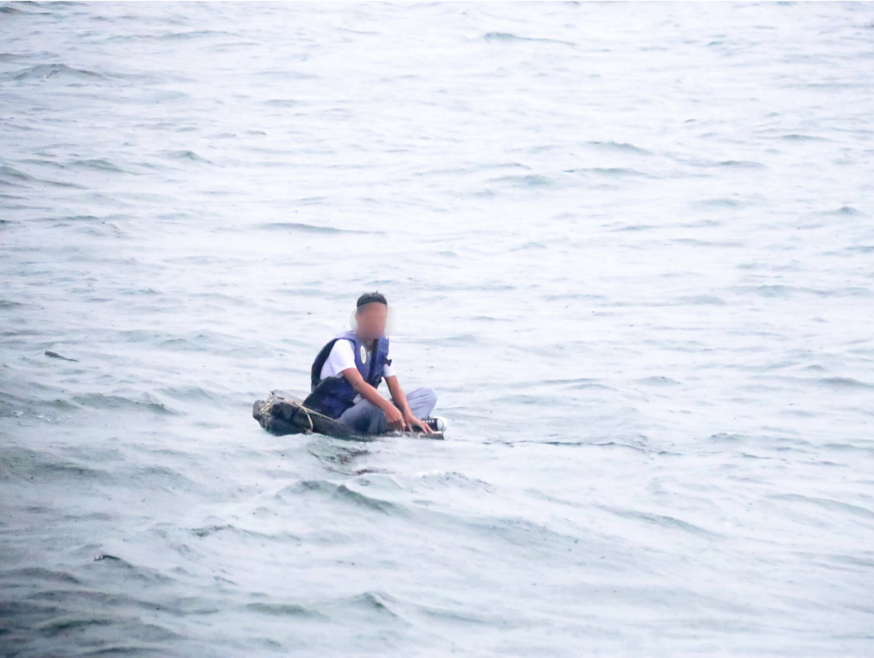 男子坐自制泡沫浮板海钓遇险，惠州海警救助脱困