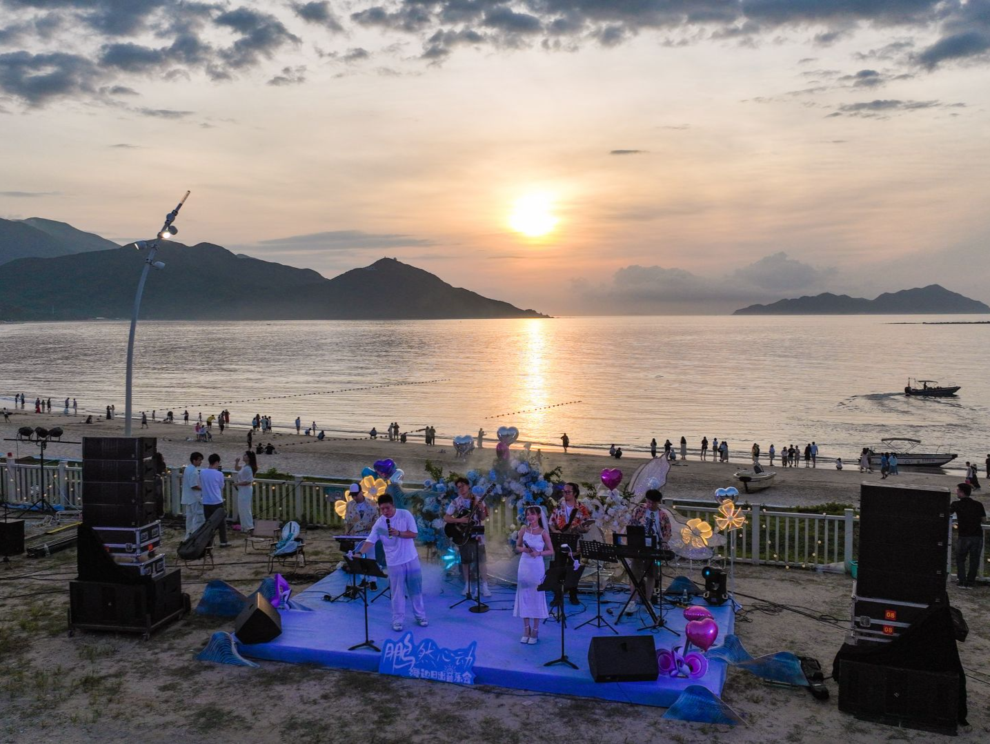 真爱邂逅，甜蜜升级！“鹏”然心动海边日出音乐会浪漫落幕