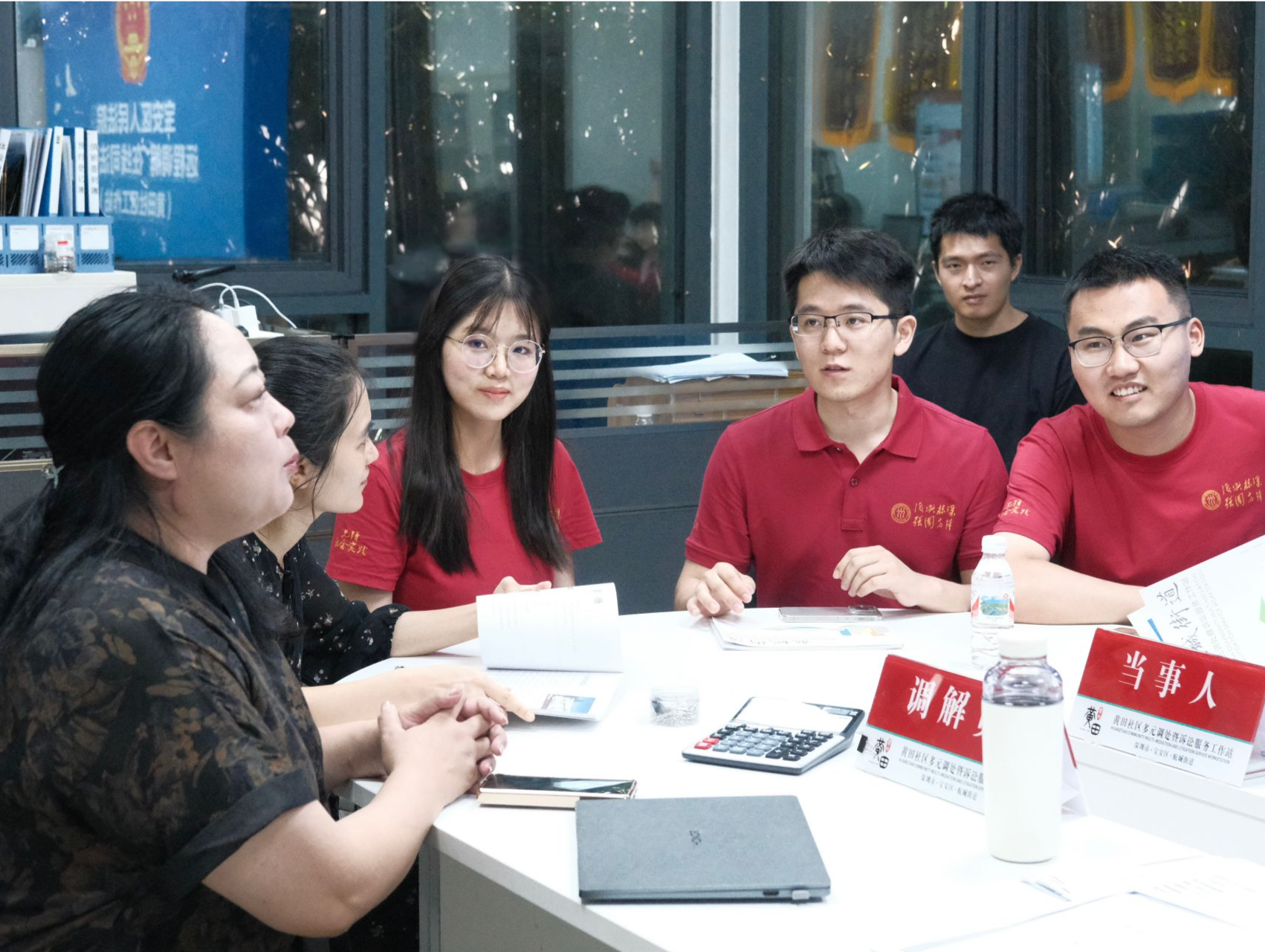 12名中国人民大学学子在宝安实岗锻炼 与市民群众身挨身坐心贴心聊