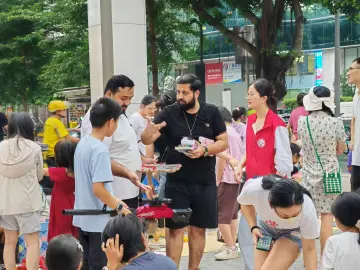 外国友人点赞，桂园街道新围社区举办校家社跳蚤市场活动