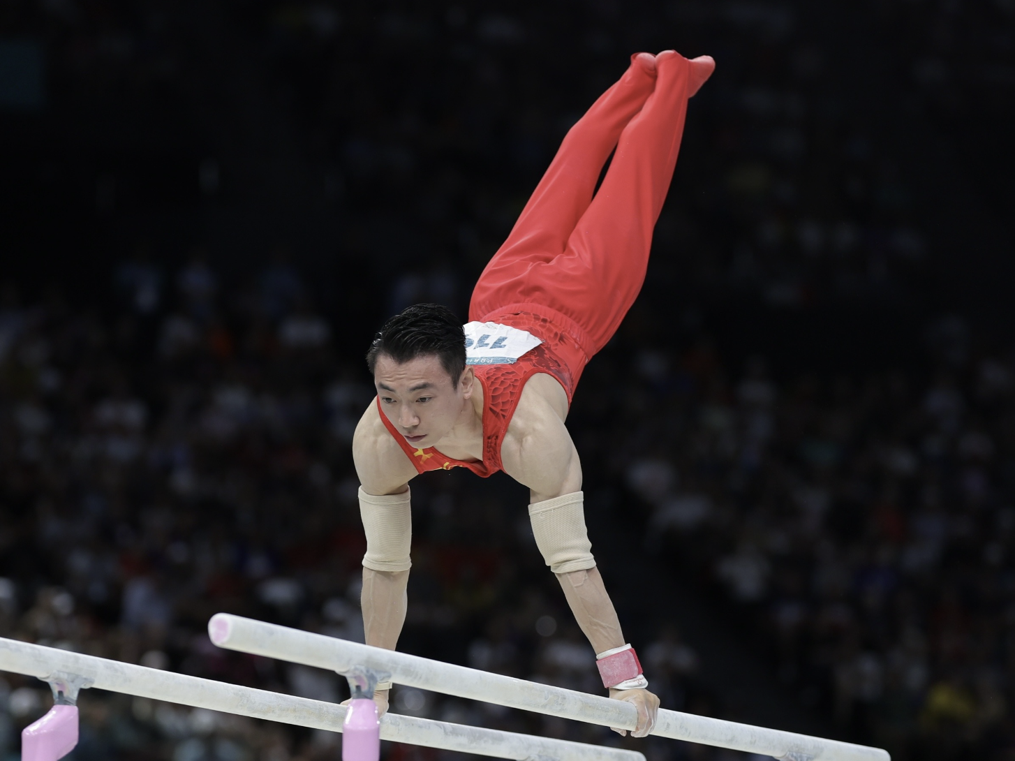 第21金！邹敬园卫冕体操男子双杠金牌